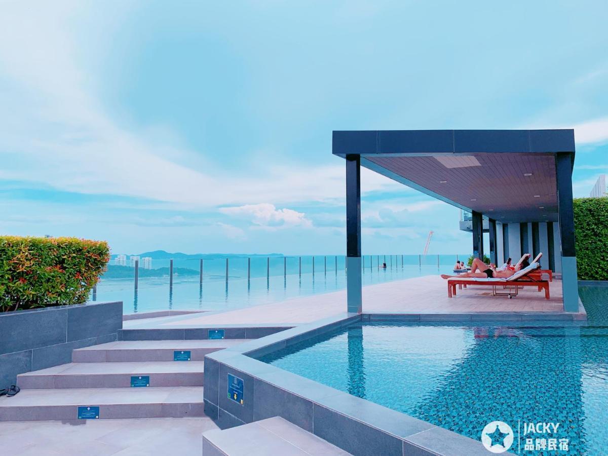 The Base Seaview Holiday Inn Pattaya Esterno foto