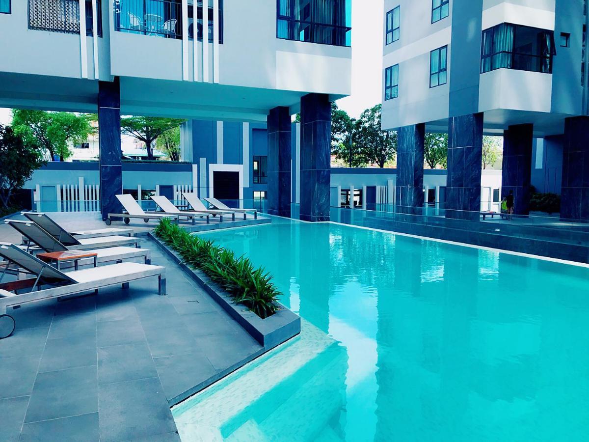 The Base Seaview Holiday Inn Pattaya Esterno foto